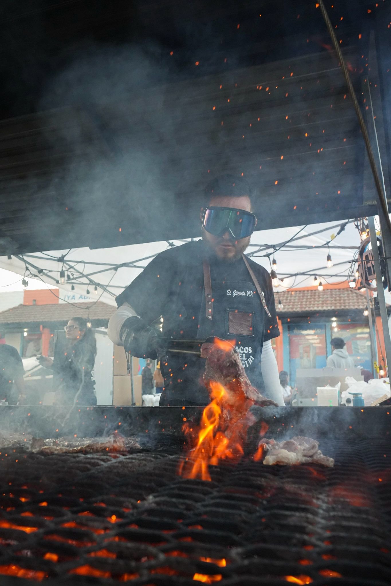Parrilla con fuego vivo